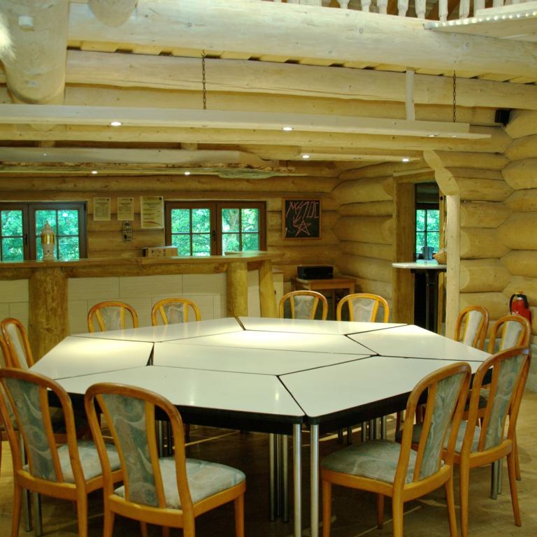 großer Hüttenraum der Grillhütte des Heimatvereins Niederndorf